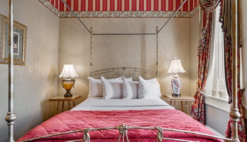 Queen Deluxe Room