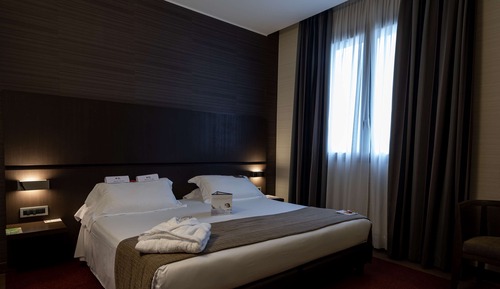 Deluxe Room, 1 Queen Bed