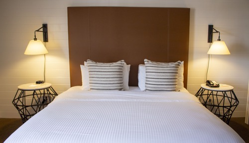 Standard Room, 1 King Bed, Non Lakeview, Non Smoking