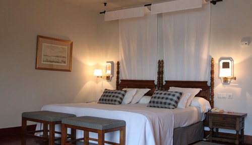 Junior Suite (1 queen bed or 2 single beds)