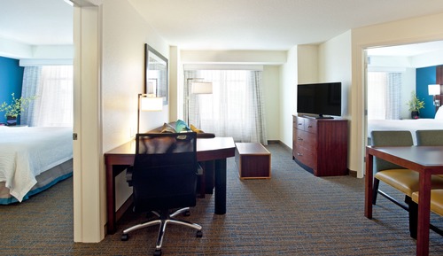 Suite, 2 Bedrooms (Mobility/Hearing Access, Roll-In Shwr)