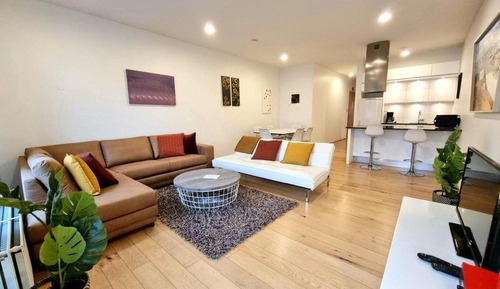 Deluxe Two-Bedroom Apartment with Balcony - Laugavegur 85