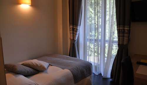 Single Room (bed-140 centimetres width)