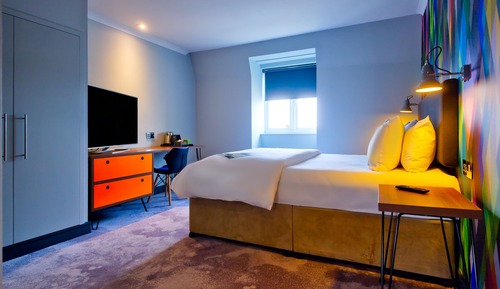 Club Room (FREE Gym & Pool Access)