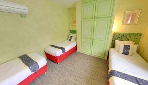 Quintuple Room