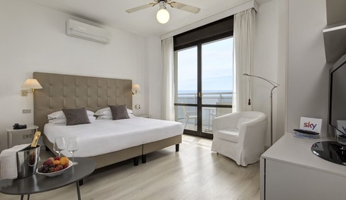 Panoramic Double Room, 1 Queen Bed, Terrace, Sea Facing (Lettino da spiaggia incluso)