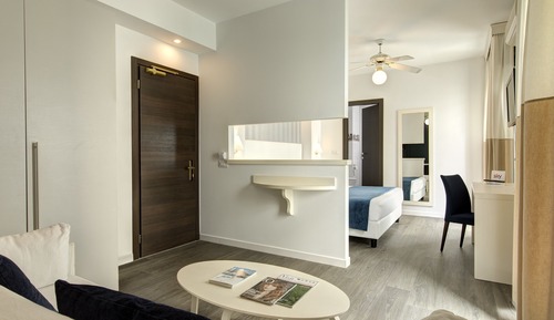 Junior Suite, Terrace, Partial Sea View (Lettino da spiaggia incluso)