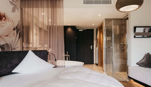 Romantic Double Room, Bathtub