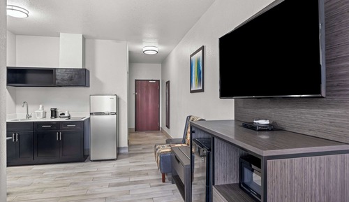Standard Room, 1 King Bed, Non Smoking, Kitchenette