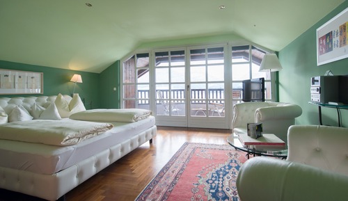 Panoramic Studio Suite, Lake View