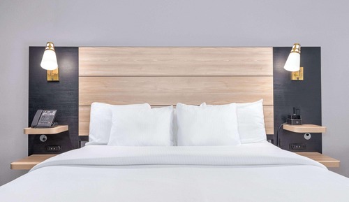 Deluxe Room, 1 King Bed, Accessible, Non Smoking (Mobility/Hearing, Tub w/Grab Bars)