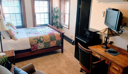 Standard Room, 1 Queen Bed (Room 204)