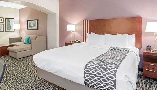 Deluxe Room, 1 King Bed, Mobility Accessible, Non Smoking (Bathtub w/ Grab Bars)