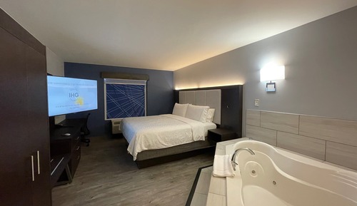 Suite, 1 King Bed, Jetted Tub