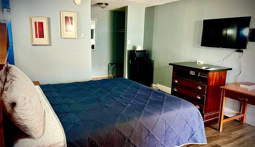 Basic Single Room, 1 King Bed, Non Smoking