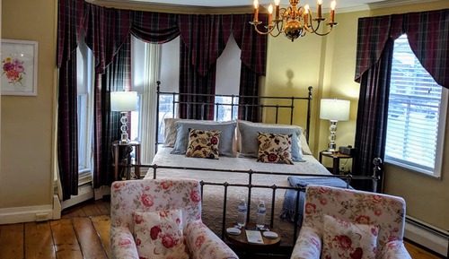Deluxe Room, 1 King Bed, Private Bathroom, Garden Area