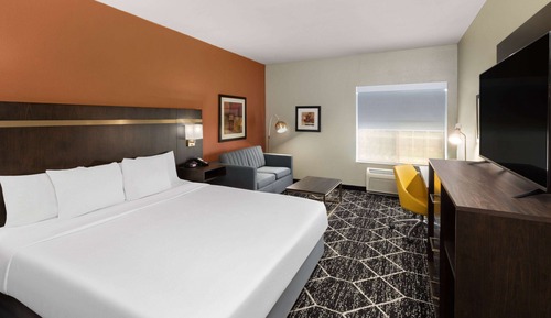 Deluxe Room, 1 King Bed, Non Smoking (Mobility/Hearing Impaired)