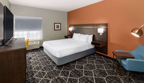 Deluxe Room, 1 King Bed, Non Smoking (Mobility Accessible)