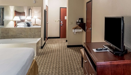 Suite, 1 King Bed, Refrigerator & Microwave (Jetted Tub)