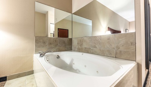 Suite, 1 King Bed, Accessible, Refrigerator & Microwave (Jetted Tub)