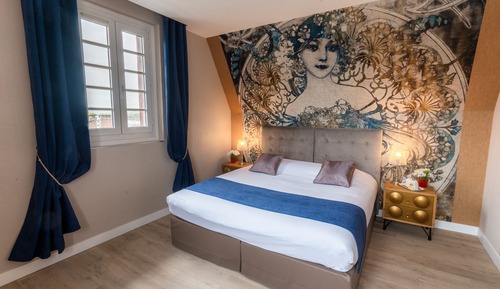 Deluxe Suite, City View