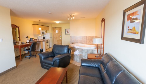 Deluxe Room, 1 King Bed, Smoking (Efficiency)