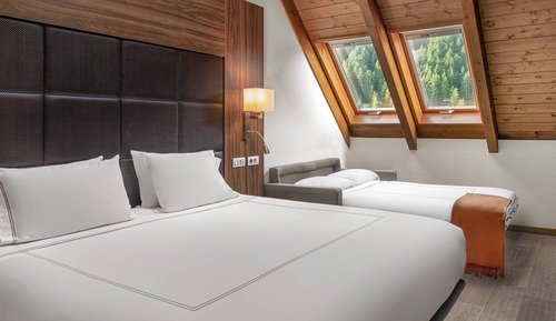 Deluxe Room, 1 King Bed with Sofa bed, Non Smoking, Mountain View (Mountain View)