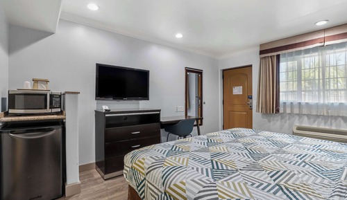 Deluxe Room, 1 Queen Bed, Non Smoking, Refrigerator & Microwave