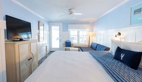 Standard Room, 1 King Bed, Partial Ocean View