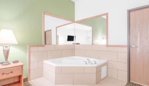 Room, 1 King Bed, Non Smoking, Jetted Tub