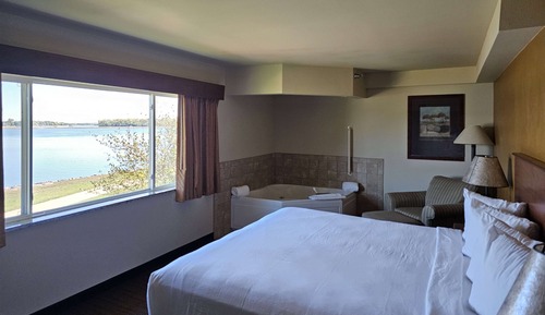 Deluxe Suite, 1 King Bed, Non Smoking (One-Bedroom, River View)