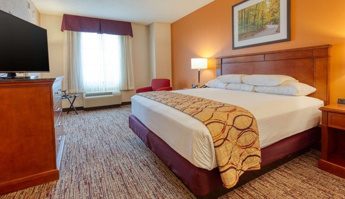Deluxe Room, 1 King Bed, Refrigerator & Microwave (Upper Floor, Jetted Tub)