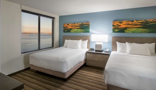 One Bedroom Kitchen Suite/Tub Accessible Two Queen Beds (Plus Sofa Bed)