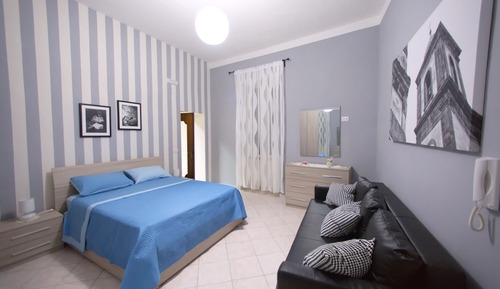Suite (Blue)