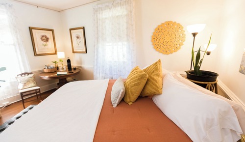 Standard Room, 1 King Bed, Non Smoking, Shared Bathroom