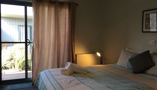 Queen Room @ The Courtyard (Cabin Style)