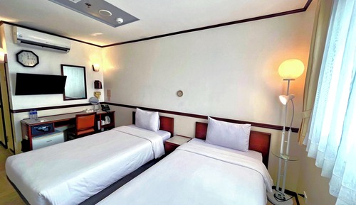 Twin Room, Smoking