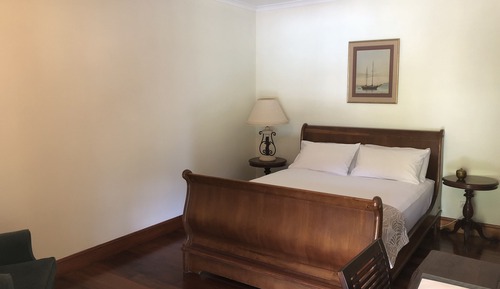Comfort Room, 1 Queen Bed, Mountain View