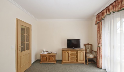 Deluxe Suite, 1 Queen Bed, City View