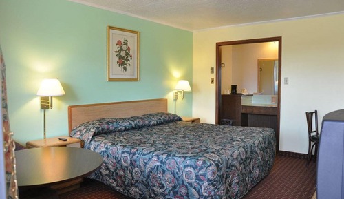 Basic Single Room, 1 Queen Bed, Smoking