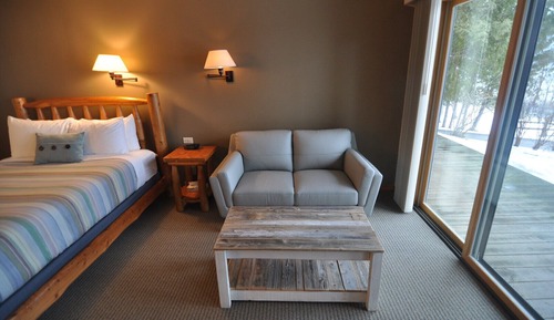 Single Room, 1 Queen Bed, Lakeview with Loveseat