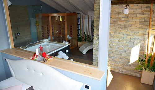 Deluxe Room, 1 Queen Bed, Jetted Tub