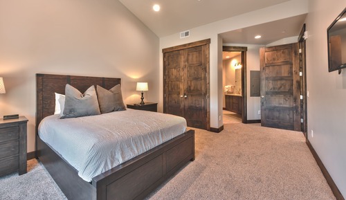 Luxury Condo, 2 Bedrooms, Balcony, Mountain View