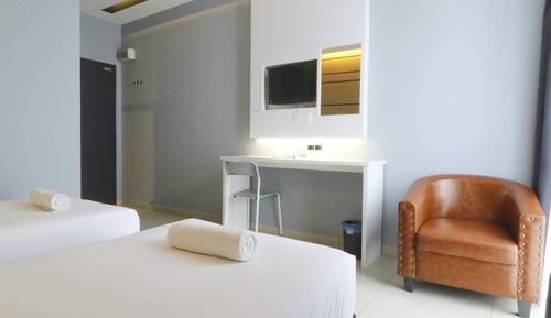 Twin Bed Window Room