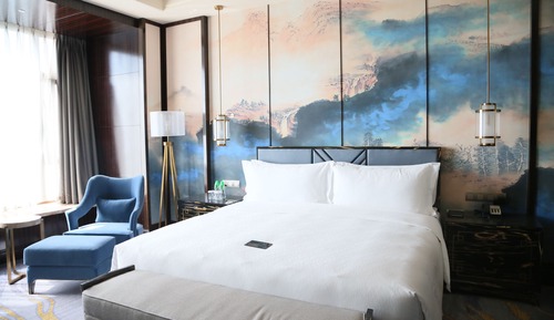 Deluxe City View Room with Twin Beds