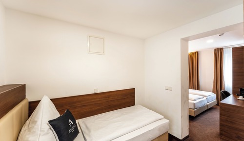 Room, Multiple Beds