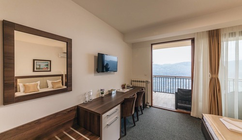 Basic Room, 1 King Bed, Mountain View