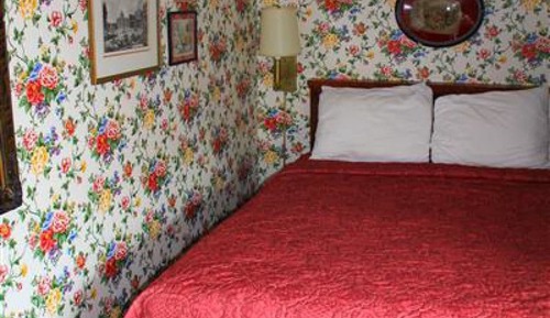 Premium Single Room, Ensuite (COZY COLONIAL ONE QUEEN)