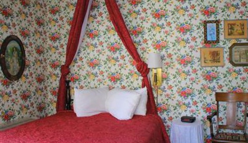 Premium Single Room, Ensuite (COLONIAL ONE QUEEN)