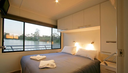 Absolute Indulgence (10 berth houseboat)